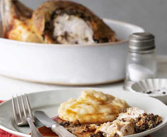 Poulet rôti, tapenade et purée de pommes de terre aux oignons caramélisés