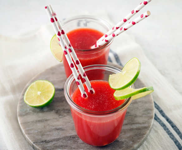 Erdbeerlimes mit Rose