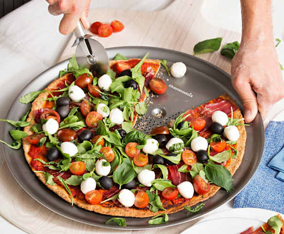 Pizza integral con tomates cherry, rúcula y mozarella fresca Pizza integral con tomates cherry, rúcula y mozarella fresca