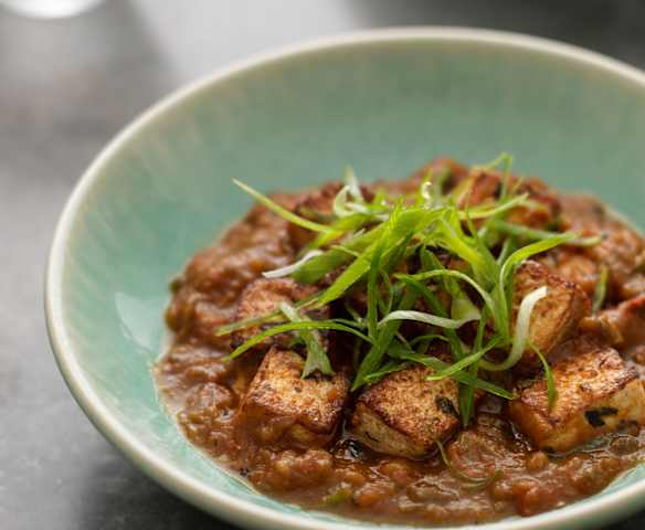 Tofu marinat cu sos de roșii și vinete Tofu marinat cu sos de roșii și vinete