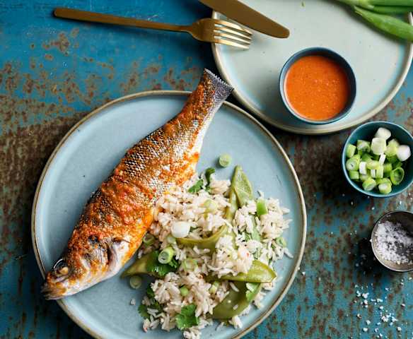 Robalo com molho thai e arroz com ervilhas de quebrar