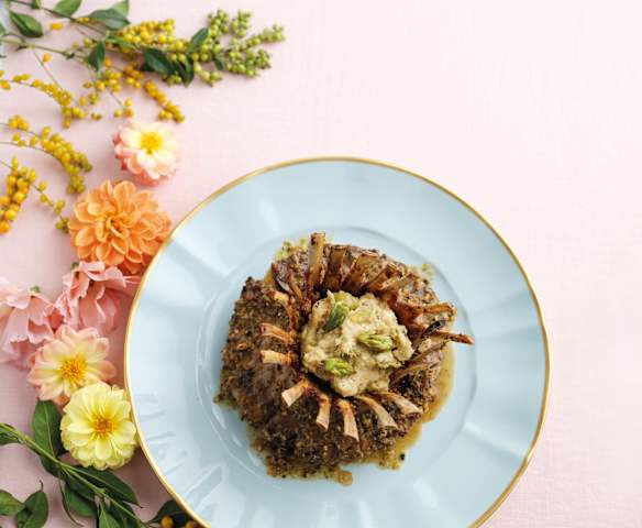 Sela de borrego com migas de espargos