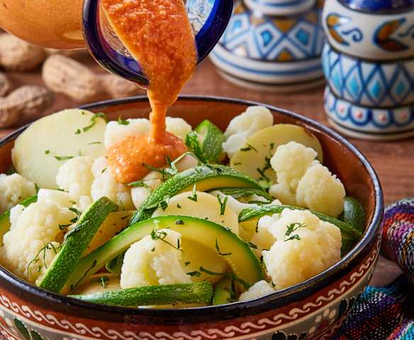 Verduritas en salsa cacahuate y chile de árbol seco