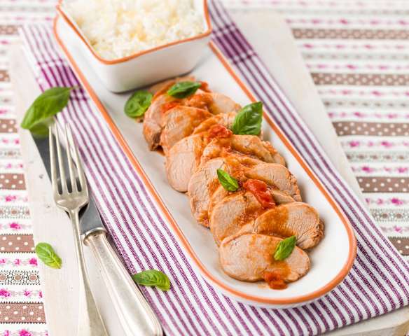 Lomo de cerdo en salsa de jitomate con albahaca y Arroz al limón Lomo de cerdo en salsa de jitomate con albahaca y Arroz al limón