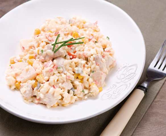 Sałatka z kurczaka z makaronem