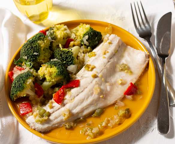 Lubina al vapor con brócoli y vinagreta de encurtidos