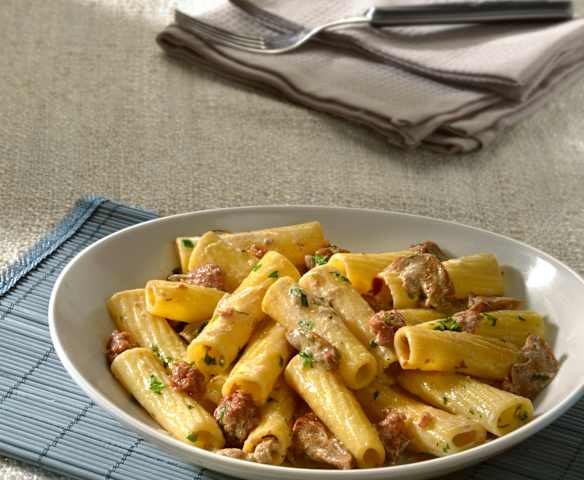 Tortiglioni con salchichas y setas Tortiglioni con salchichas y setas