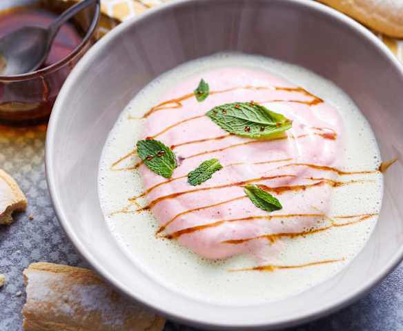 Ile flottante à la fraise, crème anglaise à la menthe Ile flottante à la fraise, crème anglaise à la menthe