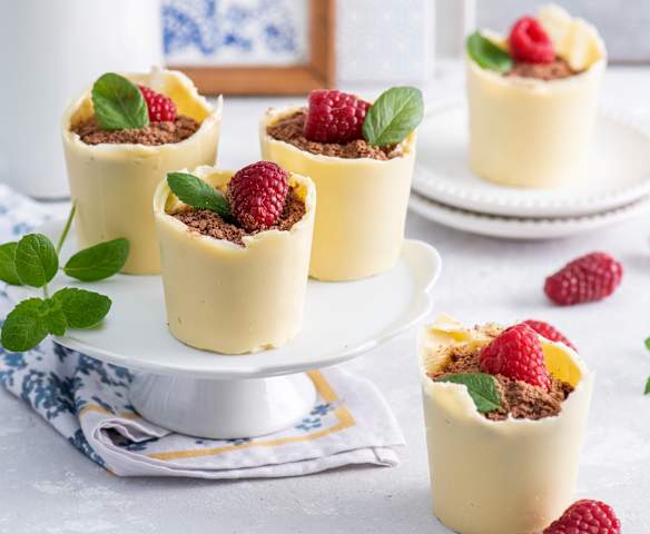 Czekoladowe doniczki z malinami