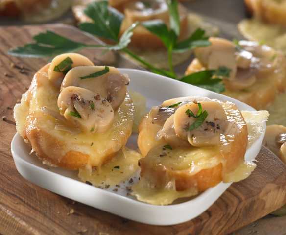 Crostini with mushrooms and fontina