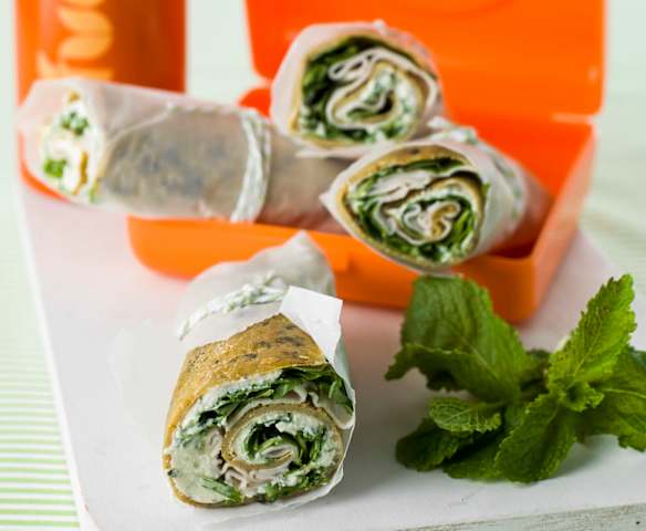 Rolo de omelete com recheio de requeijão e hortelã