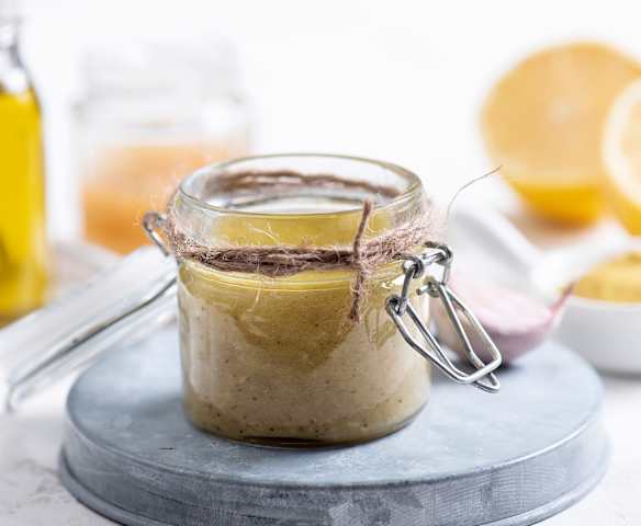 Sarımsaklı ve Ballı Salata Sosu