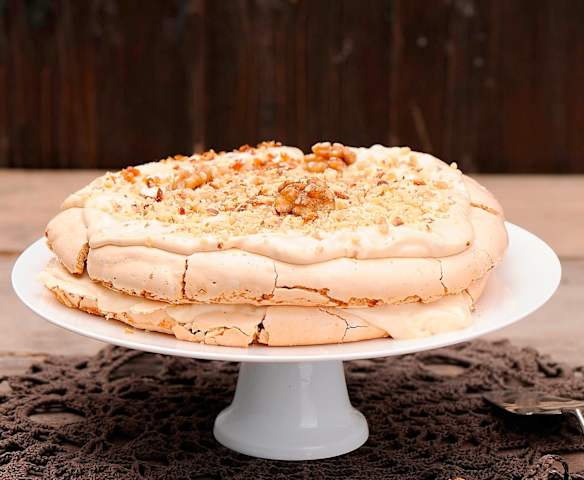 Tort bezowy z orzechami i daktylami