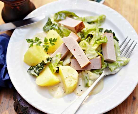 Wirsing mit Leberkäse, Kartoffeln und Käsesauce