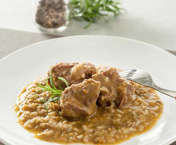 Costillas al vino con arroz