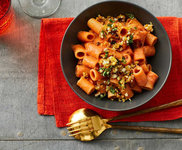 Gazpacho-Nudeln mit Ei-Bröseln