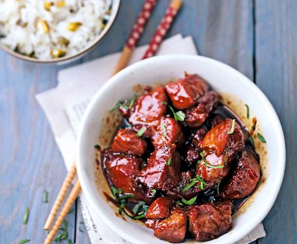 Echine au caramel, riz parfumé