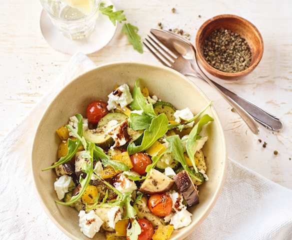 Warmer mediterraner Gemüsesalat