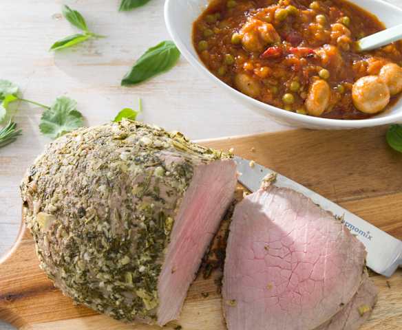 Redondo en costra de aromáticas con salsa de carne