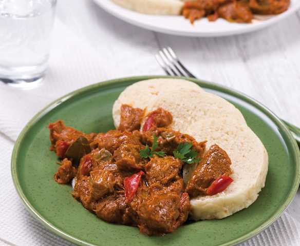 Gulasz węgierski z knedlami z bułki