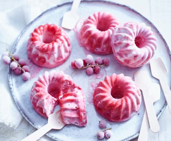Eisgugelhupfe mit Baiser und Johannisbeeren