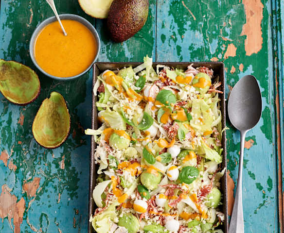 Salada de carnes frias com molho de tomate fresco