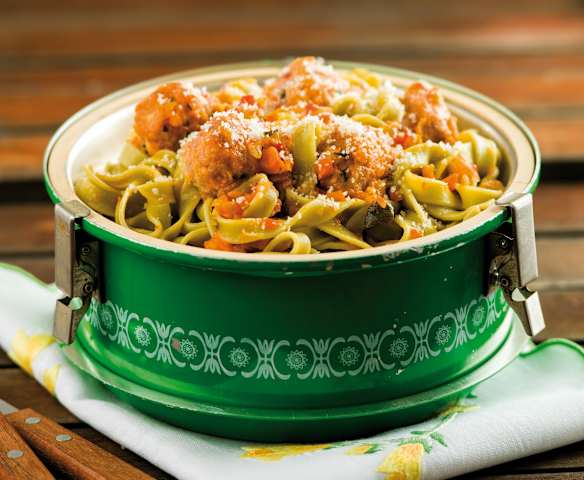 Almôndegas de frango e salsichas frescas com fettuccini