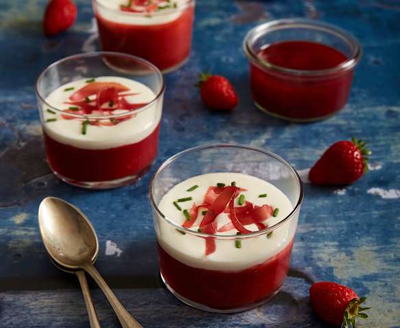 Salsa alle fragole con mousse di crescenza Salsa alle fragole con mousse di crescenza