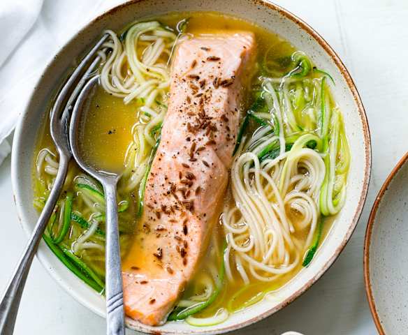 Saumon et bouillon, nouilles aux courgettes