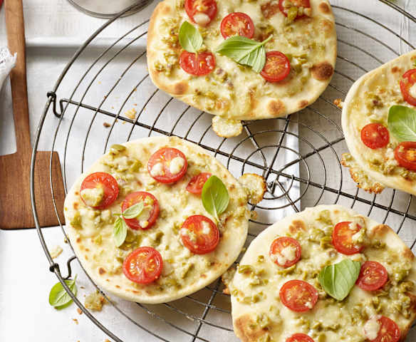 Piadizza mit grünen Oliven, Tomaten und Basilikum