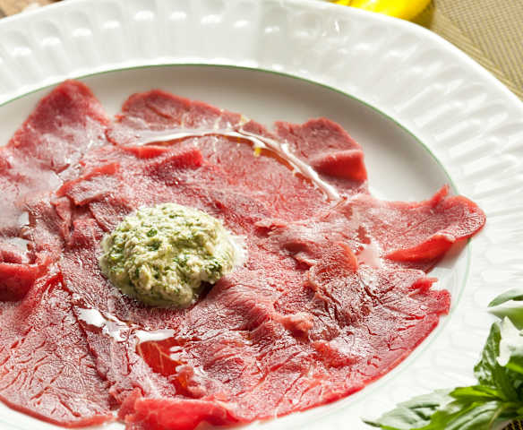 Carpaccio de ternera con salsa de piñones