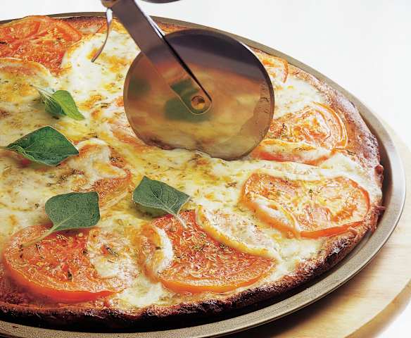 Pizza integral con tomate y mozzarella