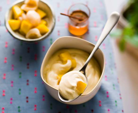 Mousse mascarpone, salade de litchis et mangue au miel