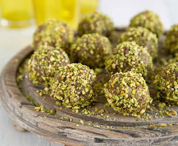 Date and pistachio truffles (Bethith) Date and pistachio truffles (Bethith)