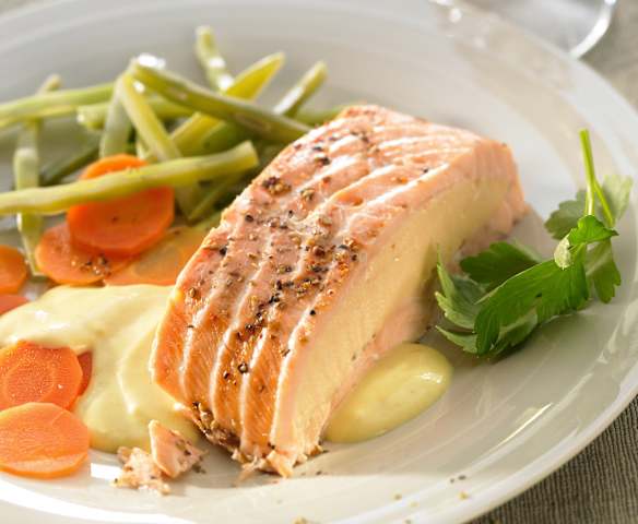 Salmón relleno de su mousse con salsa de mango