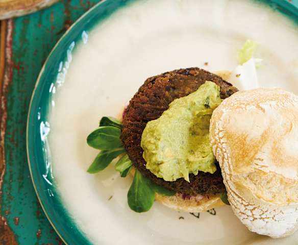 Hambúrgueres de feijão com molho de abacate
