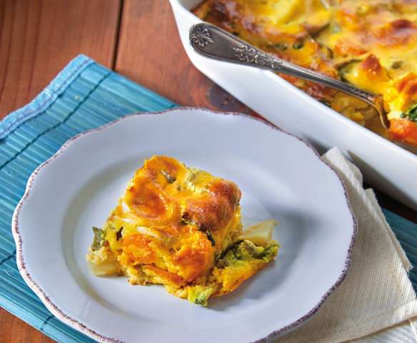 Gotowane warzywa zapiekane w sosie serowym