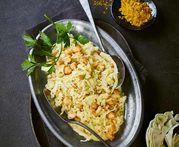 Weißkohlsalat mit Kichererbsen und Curry-Joghurt-Dressing