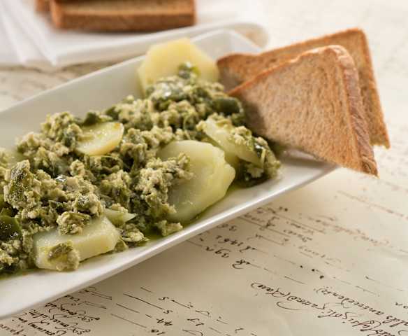 Pimientos y patatas con huevos revueltos