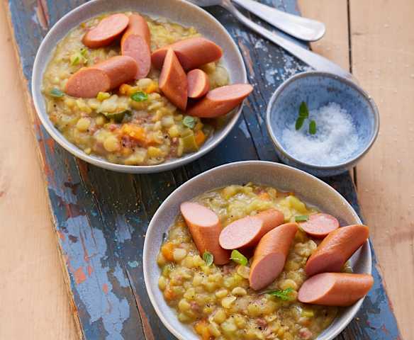 Erbsensuppe mit Würstchen