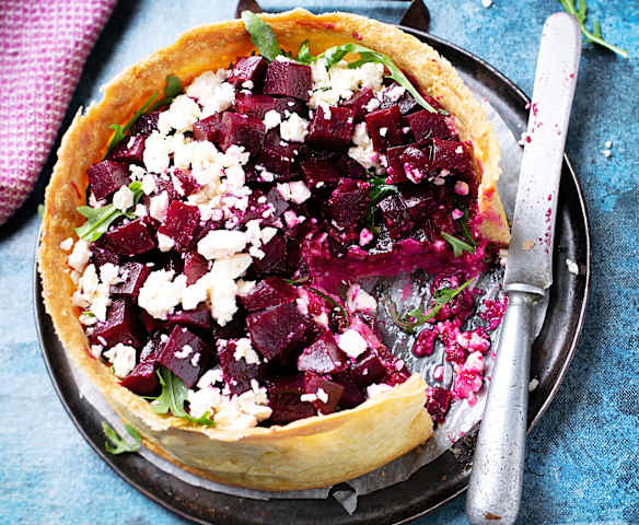 Tarta salada de remolacha, queso feta y rúcula