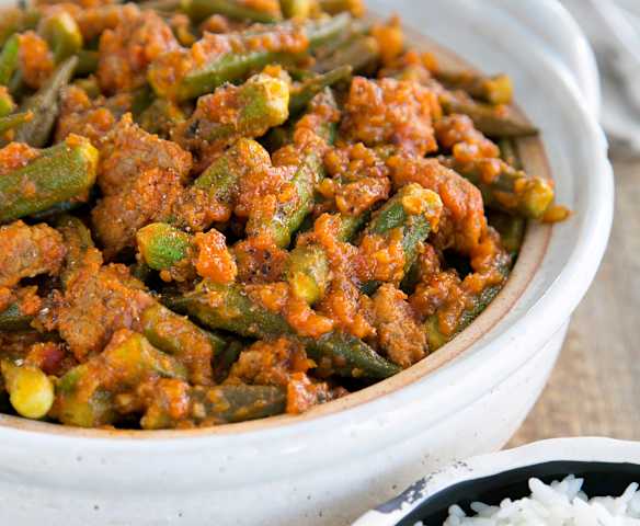 Okra and meat stew (bamia)