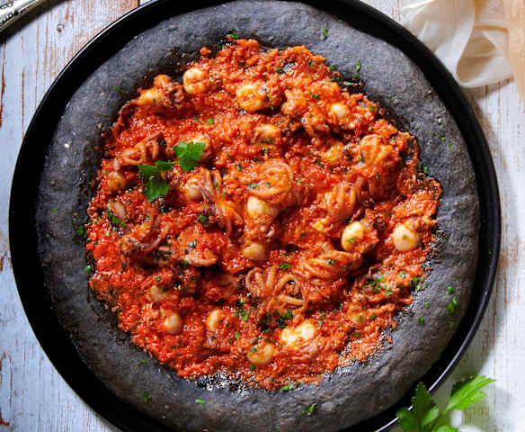 Pizza Gourmet al nero di seppia moscardini e seppioline