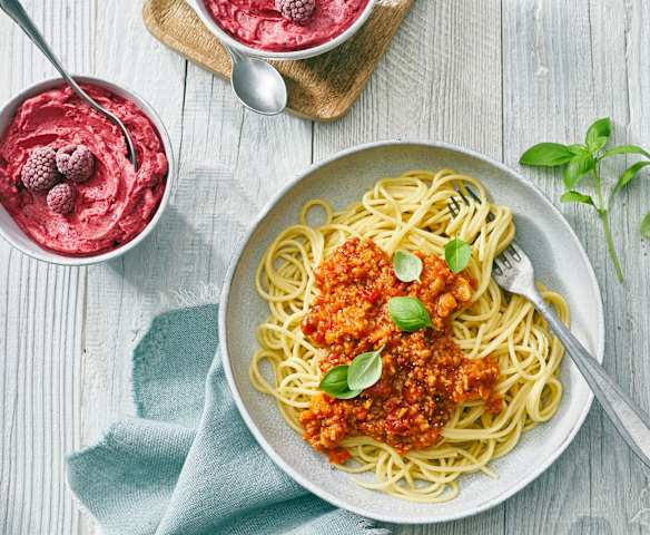 Grünkern-Bolognese mit Spaghetti und Basilikum-Himbeer-Eis