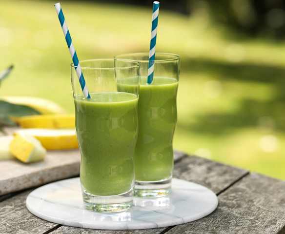 Smoothie épinards, banane, ananas et cacahuète Smoothie épinards, banane, ananas et cacahuète