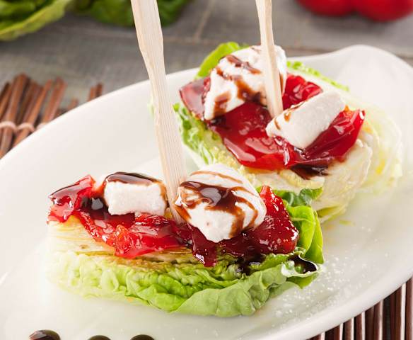 Cuori di lattuga con peperoni caramellati e pollo Cuori di lattuga con peperoni caramellati e pollo