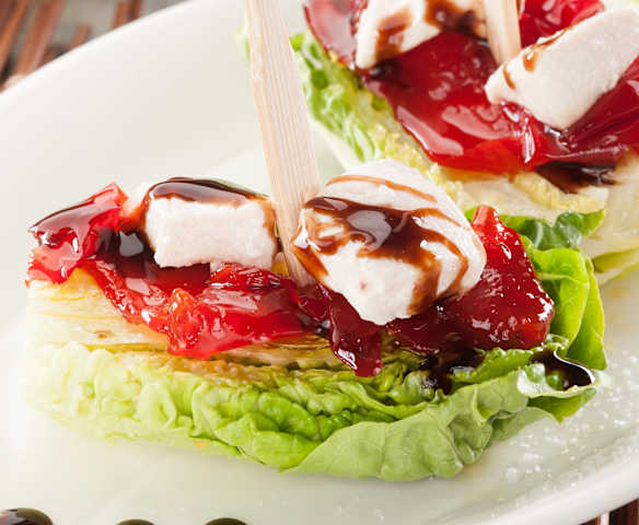 Pincho de cogollo de lechuga con pimiento caramelizado y pollo