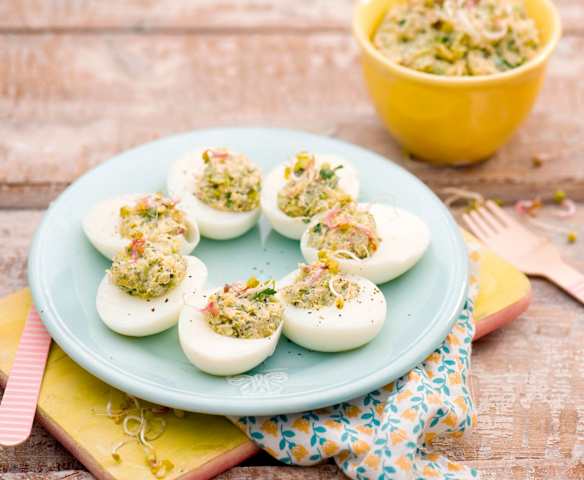 Jajka faszerowane brokułami i kiełkami