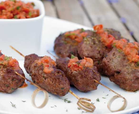 Espetos de carne picada e hambúrgueres