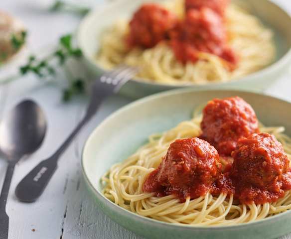 Hackbällchen in Tomatensauce zu Nudeln